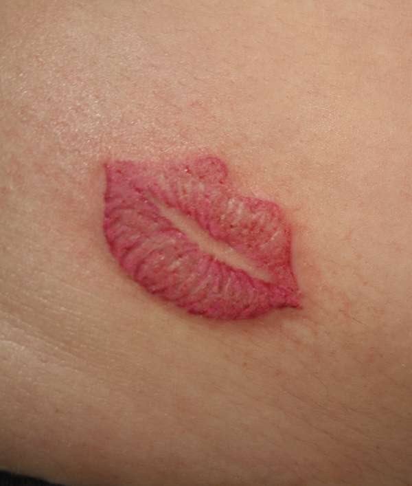 55 küssende rote Lippen und Unterlippen-Tattoos