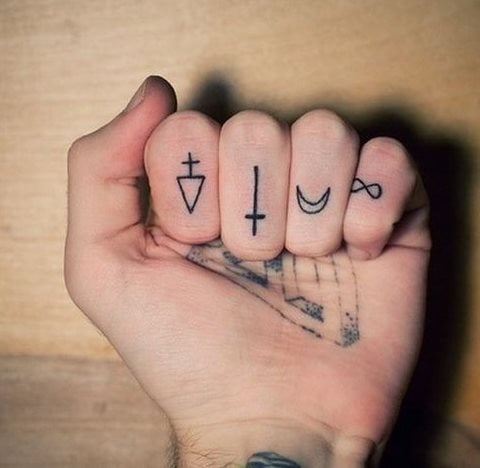 Tattoo bedeutung dreieck mit strich
