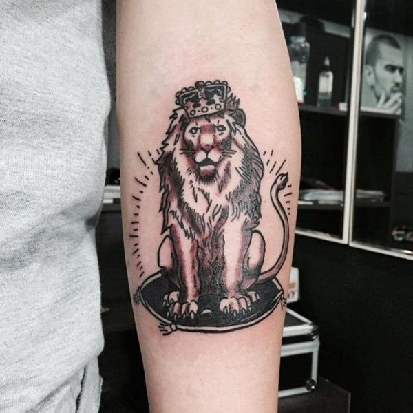 Männer löwe tattoo unterarm Löwen Tattoo