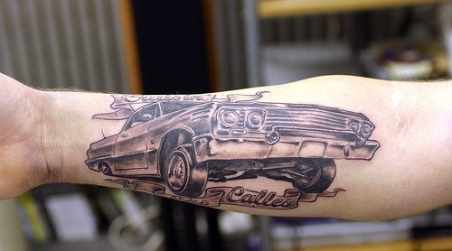 66 Auto-Tattoos: Logos und Embleme der Automarken