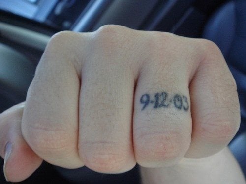 finger gelenke tattoo 530