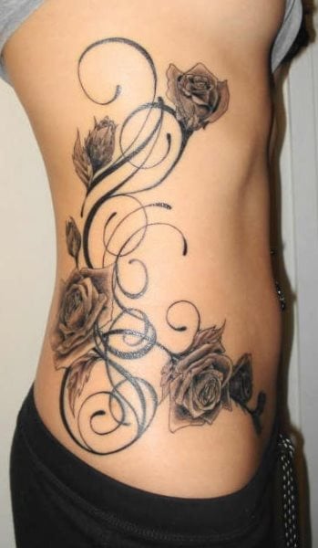 Frauen seite rippen tattoo Tattoo Hüfte