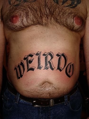 Mann schriftzug tattoo brust Hals Tattoo