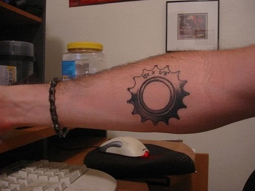 motorradfahrer tattoo 1010