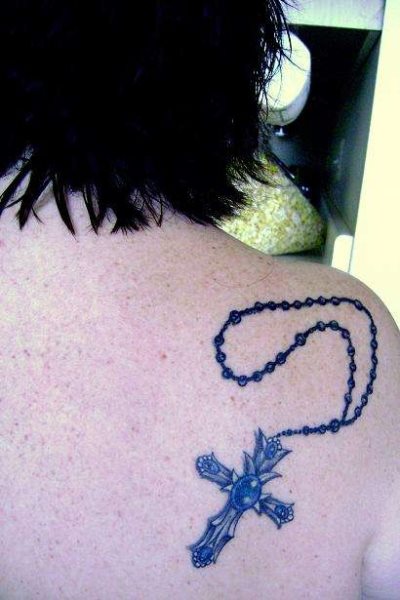 Hals kreuz tattoo mann Tattoo Schrift