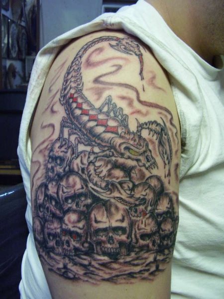 skorpion tattoo 1022