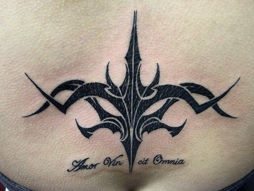 unteren ruecken tattoo 555