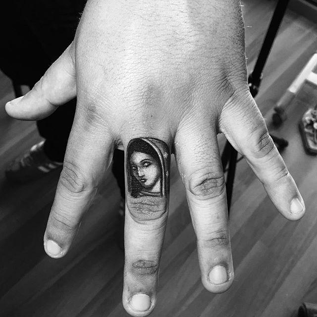 Fingern Tattoo 09