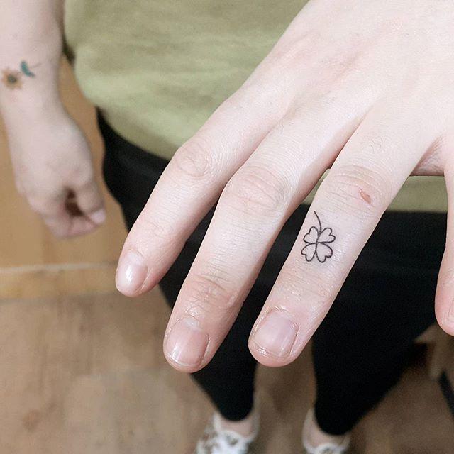 Fingern Tattoo 127