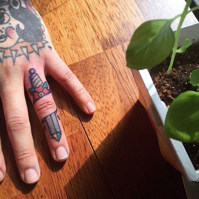 Fingern Tattoo 149