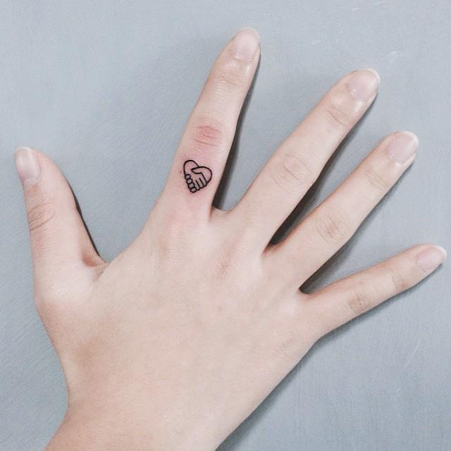 Fingern Tattoo 153