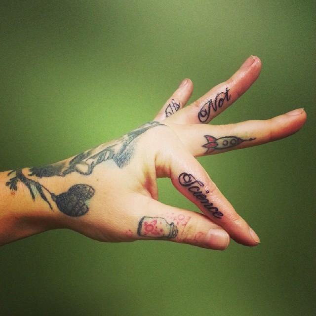 Fingern Tattoo 23