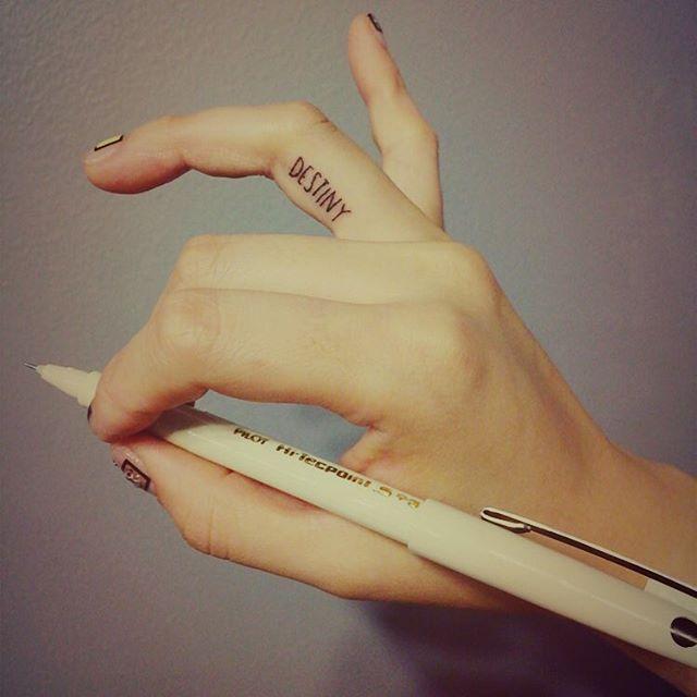 Fingern Tattoo 35