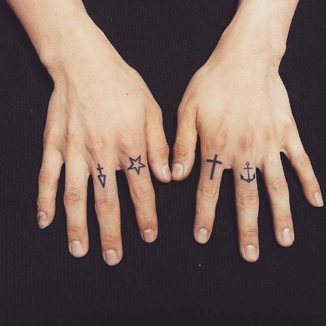 Fingern Tattoo 69