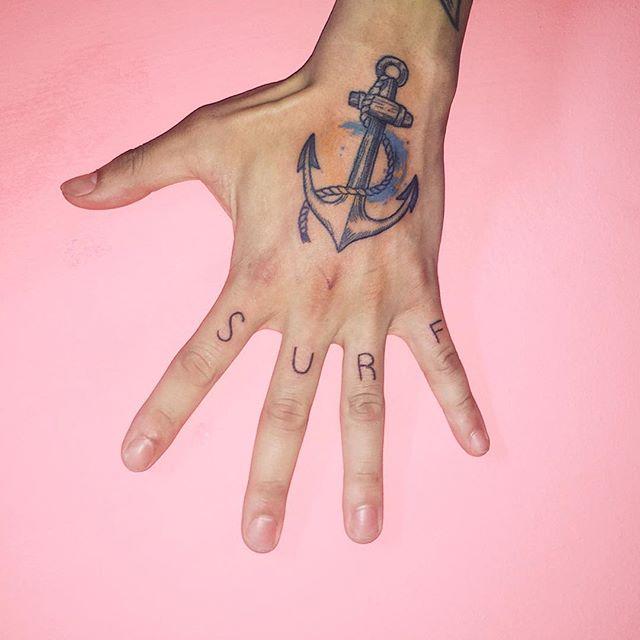 Kleine tattoos männer hand