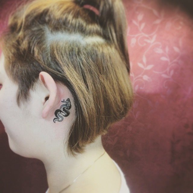 hinter dem Ohr Tattoo 11