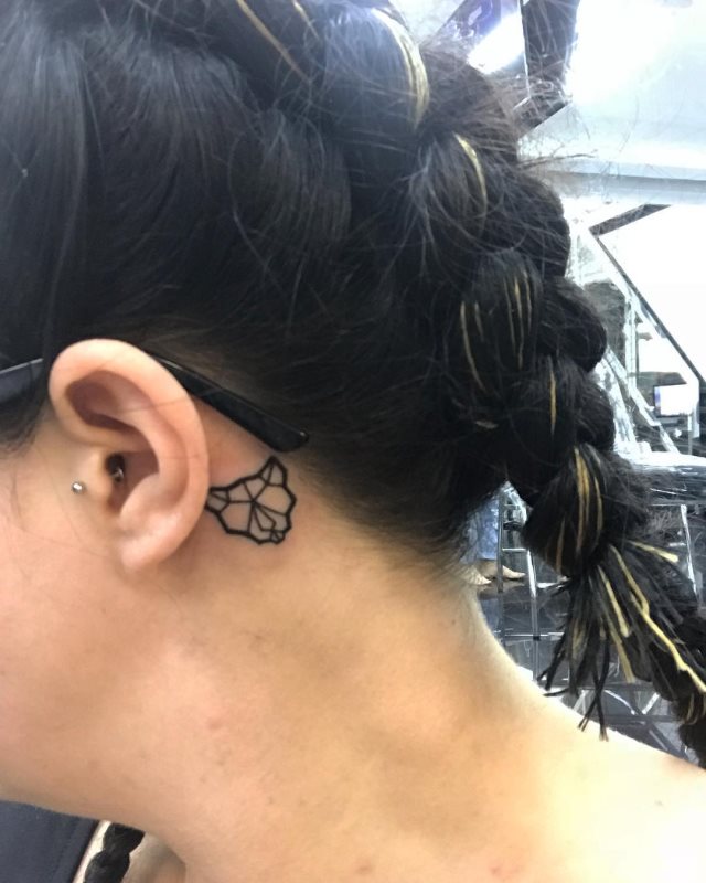 hinter dem Ohr Tattoo 37