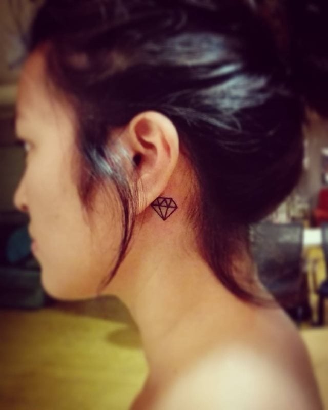 hinter dem Ohr Tattoo 39