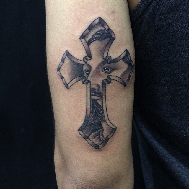Unterarm tattoo männer kreuz