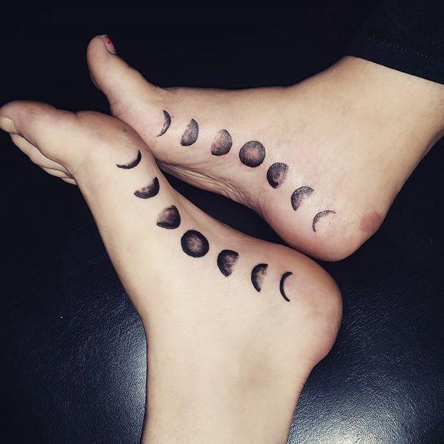 Mond Tattoo 111