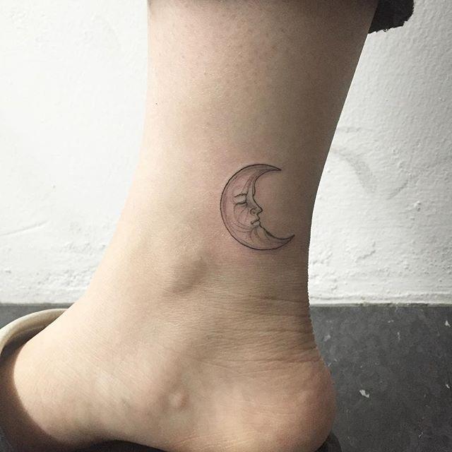 Mond Tattoo 41
