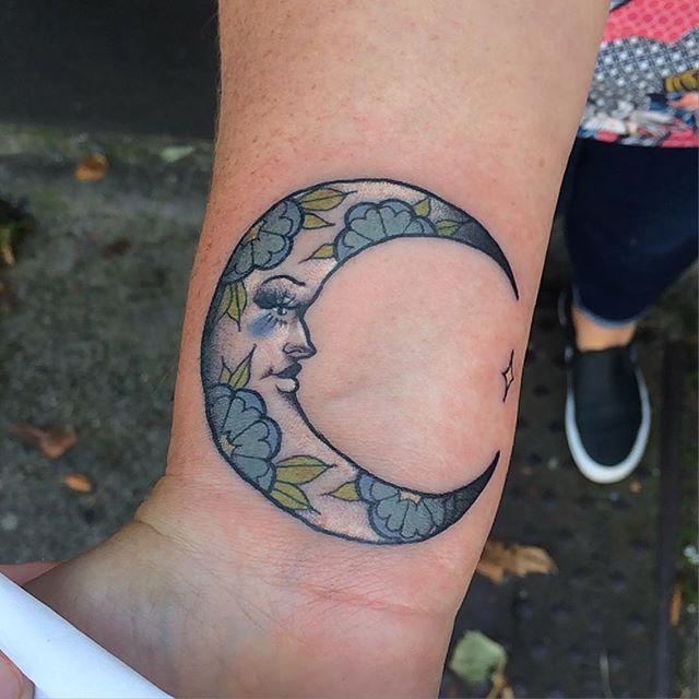 Mond Tattoo 47