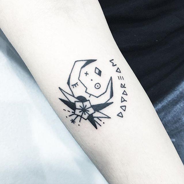 Mond Tattoo 95