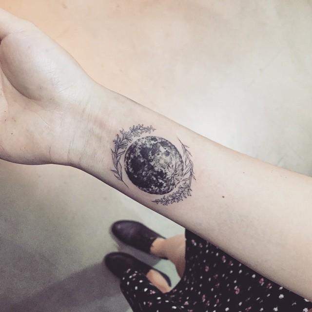 Mond Tattoo 97