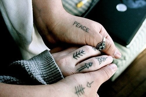 02 tattoo finger bilder