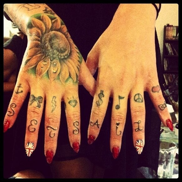 22 tattoo finger bilder