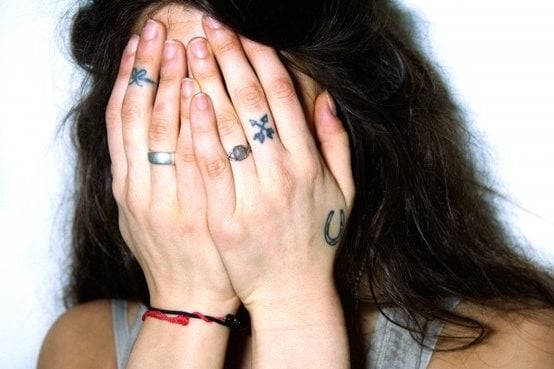 82 Tattoos In Den Fingern Daumen Zeigefinger Mittelfinger Ringfinger