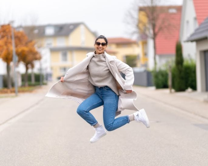 Junge Frau mit einem umwerfenden Lächeln