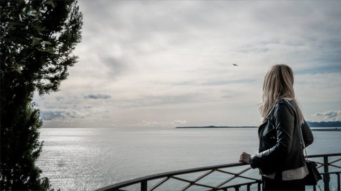 Photo Frau mit einem strahlenden Lächeln