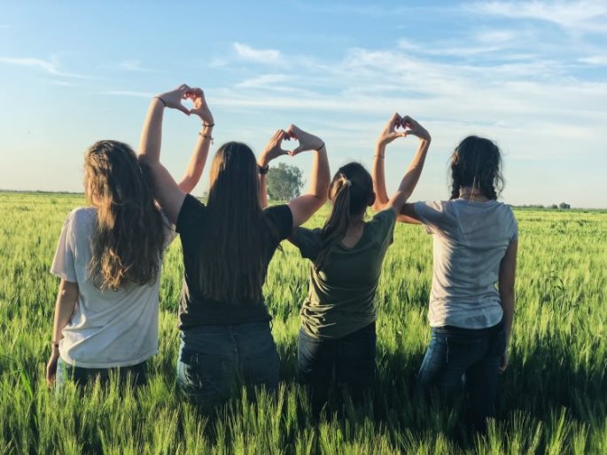 Photo Junges Mädchen inmitten der Natur