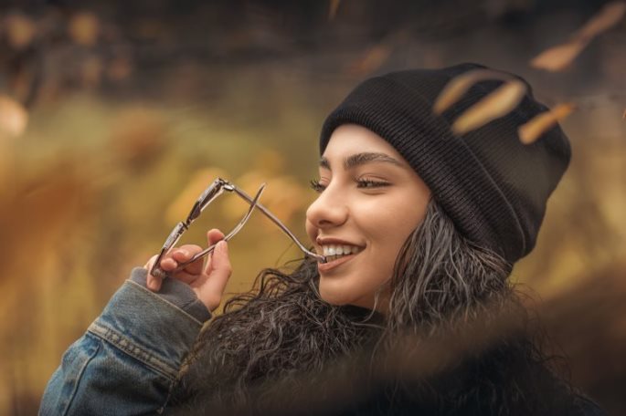 Photo Junges Mädchen, das das Leben genießt