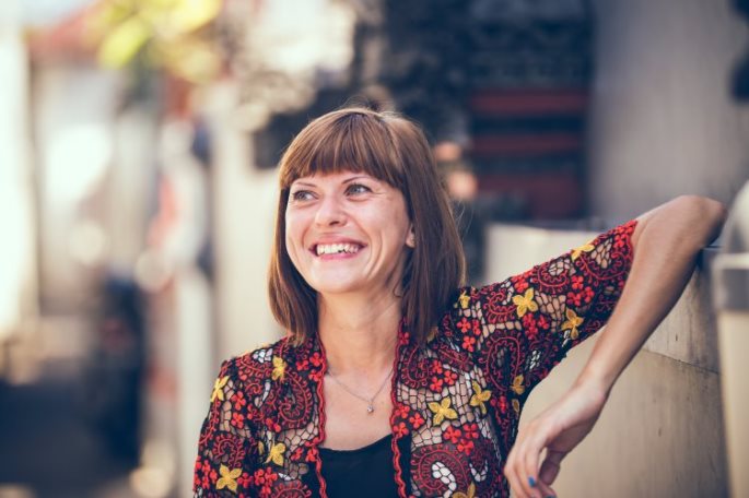 Photo Eine junge Frau mit einem umwerfenden Lächeln