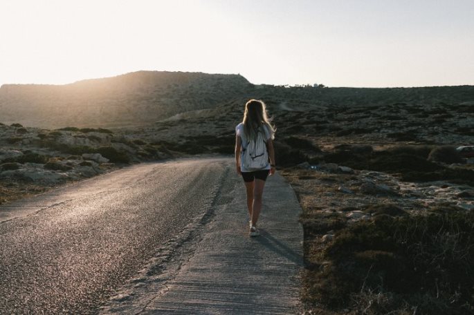 Photo Junges Mädchen, das sein Leben und seine Freiheit lebt