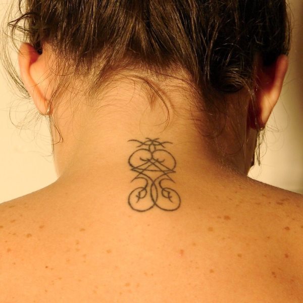Nacken tattoo motive frauen ▷ 1001