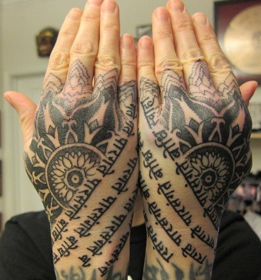Männer kleine hand tattoos 