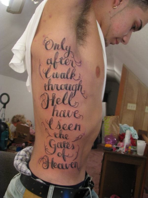 Rippen mann tattoo schriftzug Oberschenkel Tattoo