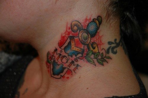 Bild Mom_Tattoo_Design_on_Neck_500x332-10005