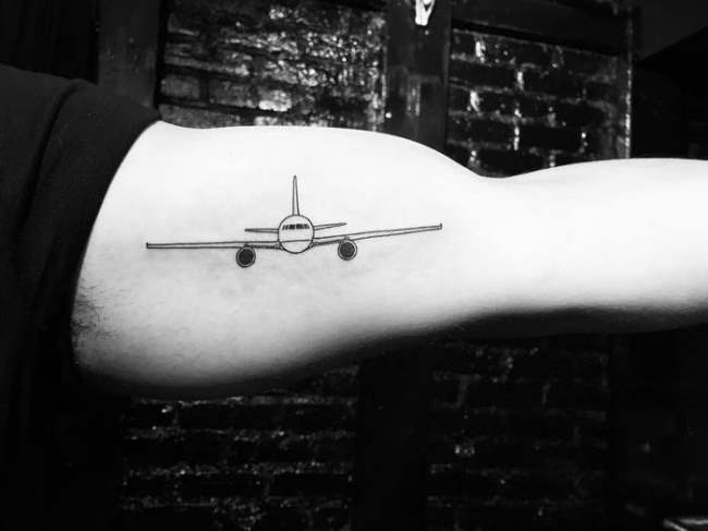 tattoo flugzeug 122