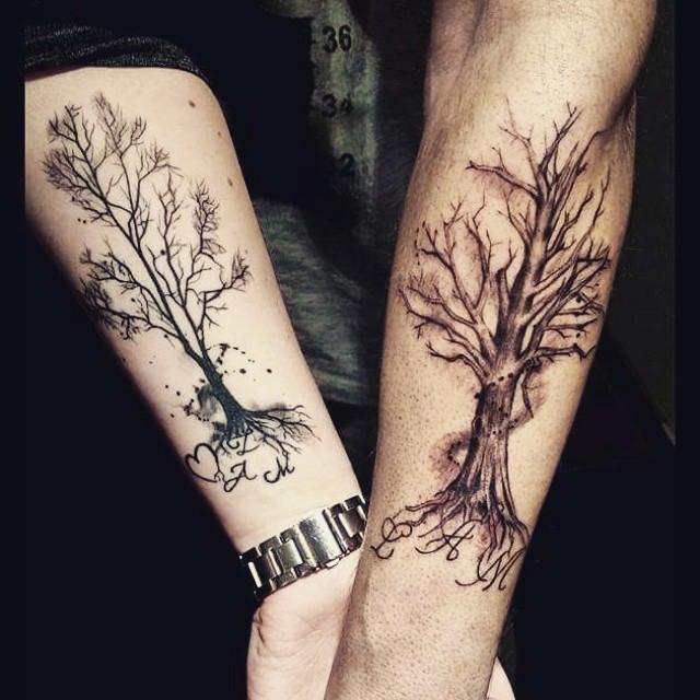 Tatuaje de árbol con nombres de familiares