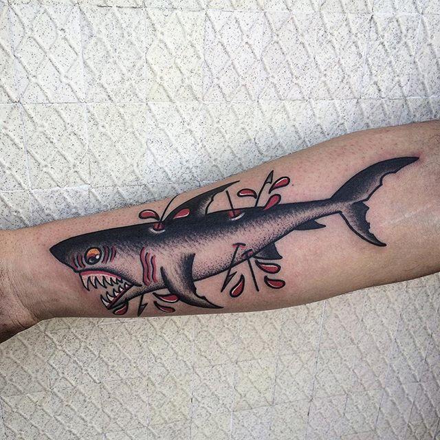 tatuaje tiburon 111