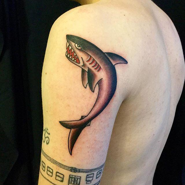 tatuaje tiburon 131