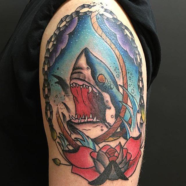 tatuaje tiburon 381