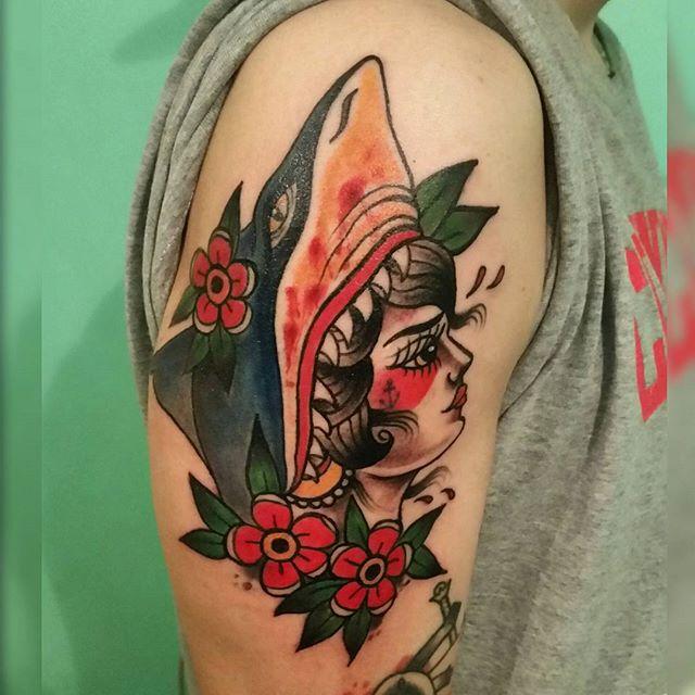 tatuaje tiburon 611