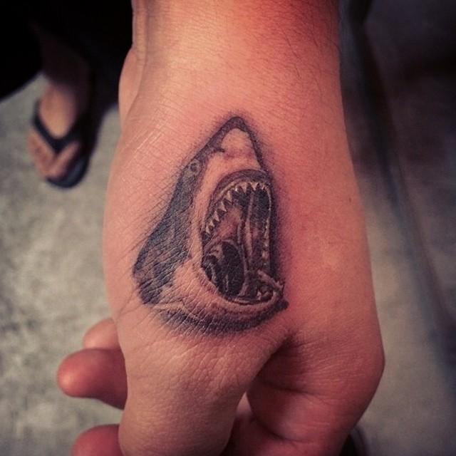 tatuaje tiburon 641