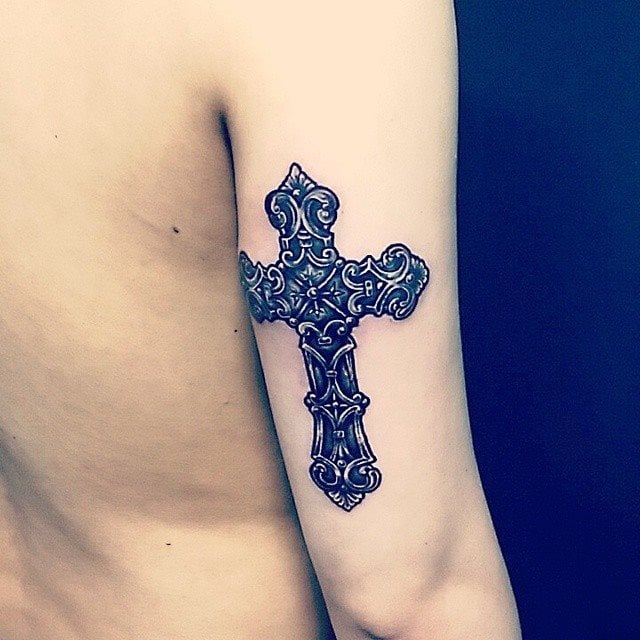 tatuaje cruz 221