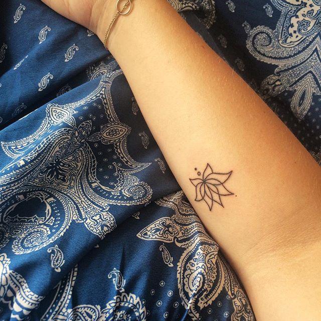 tatuaje flor de loto 611